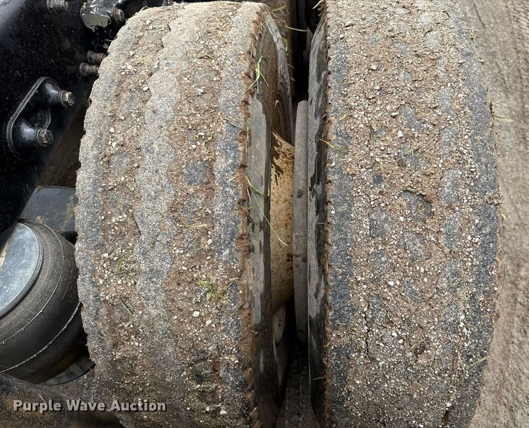 image for item DT6620 2006 Peterbilt 387 semi truck