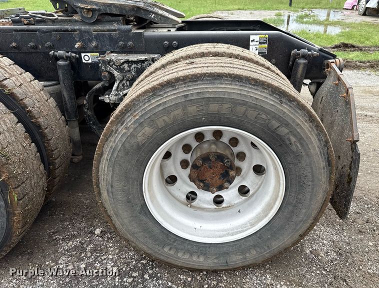 image for item DT6620 2006 Peterbilt 387 semi truck