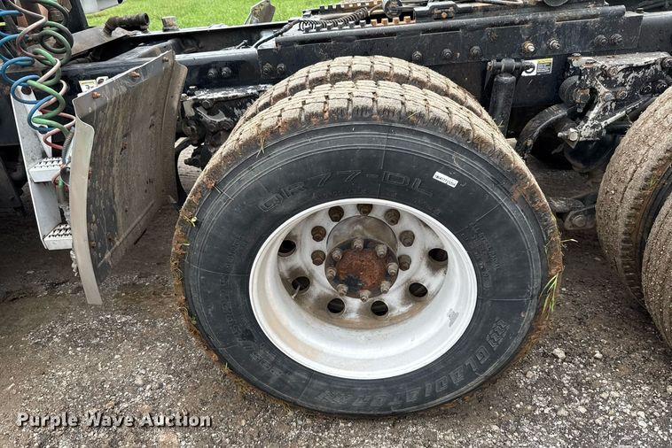 image for item DT6620 2006 Peterbilt 387 semi truck