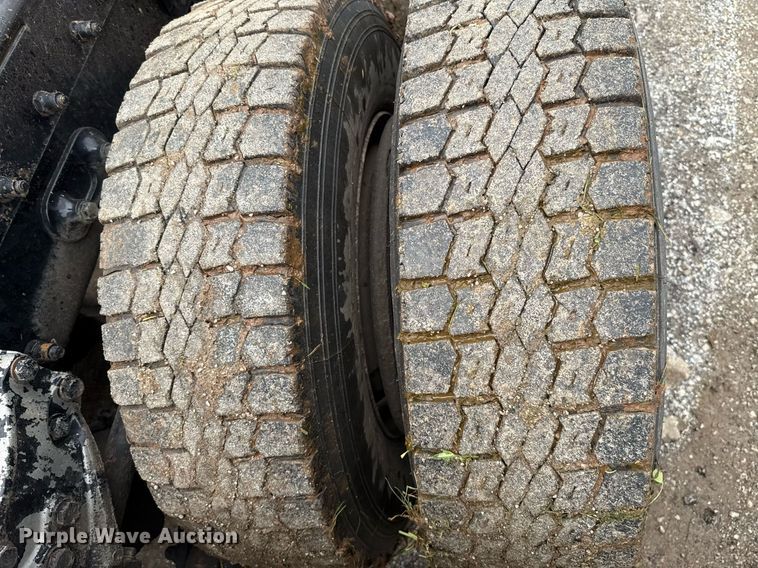 image for item DT6620 2006 Peterbilt 387 semi truck