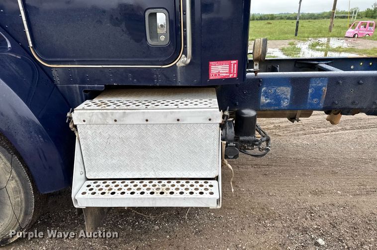 image for item DT6627 2005 Kenworth T300 truck cab and chassis