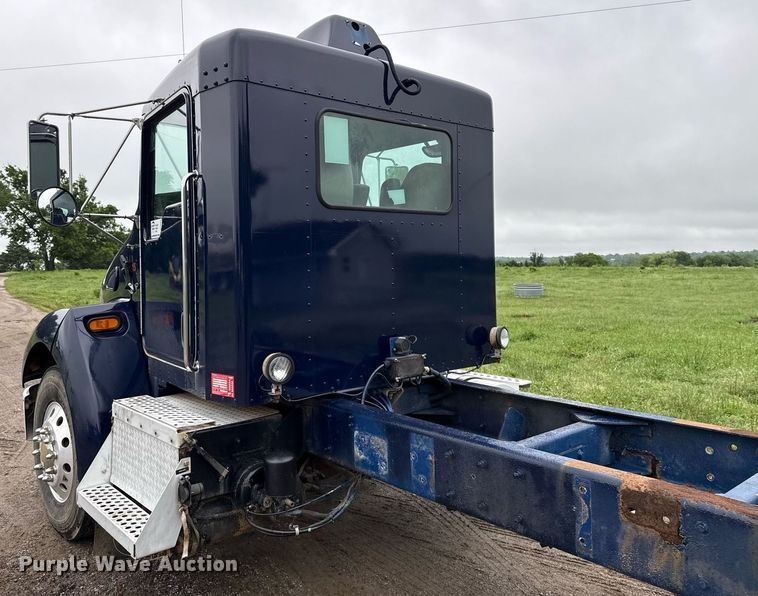 image for item DT6627 2005 Kenworth T300 truck cab and chassis