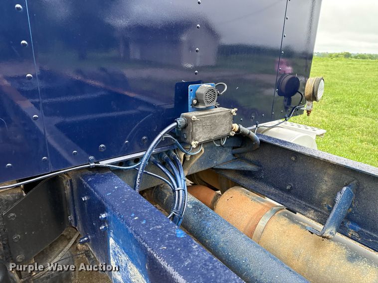 image for item DT6627 2005 Kenworth T300 truck cab and chassis