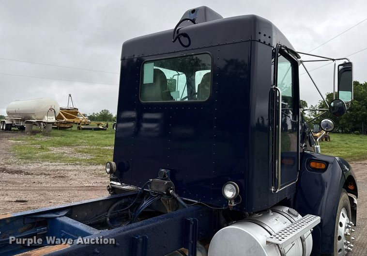 image for item DT6627 2005 Kenworth T300 truck cab and chassis