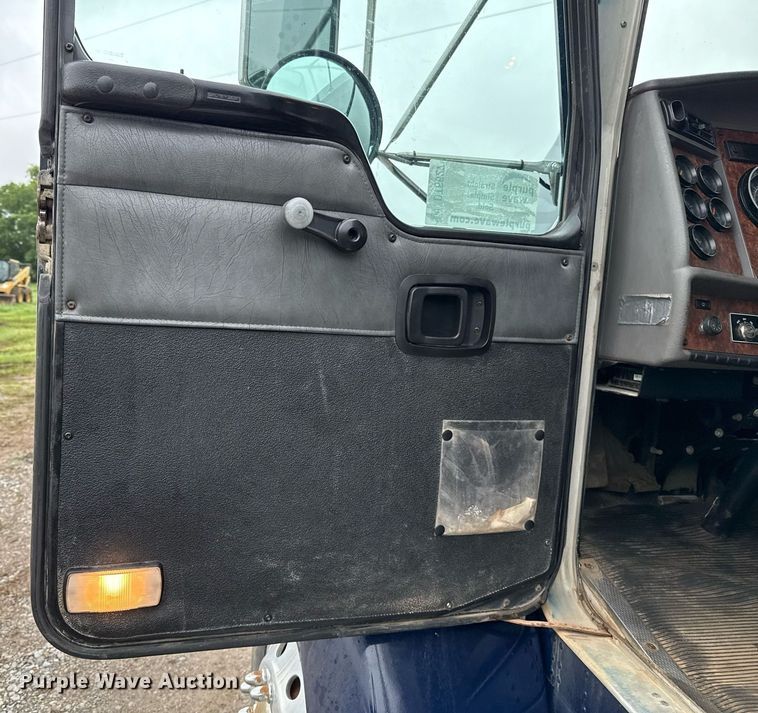 image for item DT6627 2005 Kenworth T300 truck cab and chassis