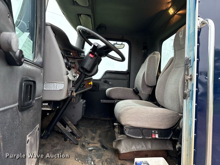 image for item DT6627 2005 Kenworth T300 truck cab and chassis