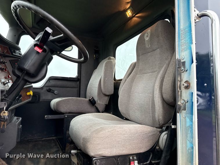 image for item DT6627 2005 Kenworth T300 truck cab and chassis