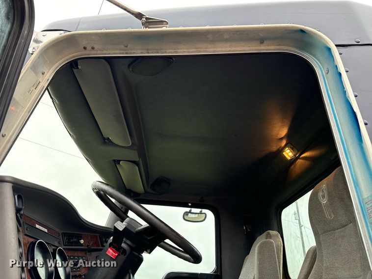 image for item DT6627 2005 Kenworth T300 truck cab and chassis