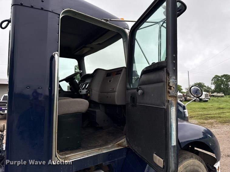 image for item DT6627 2005 Kenworth T300 truck cab and chassis