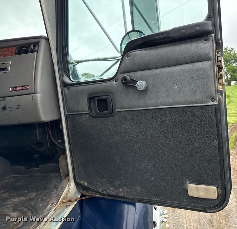 image for item DT6627 2005 Kenworth T300 truck cab and chassis