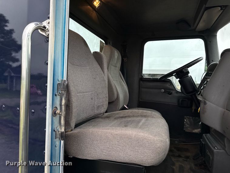 image for item DT6627 2005 Kenworth T300 truck cab and chassis