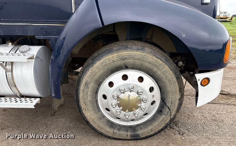 image for item DT6627 2005 Kenworth T300 truck cab and chassis