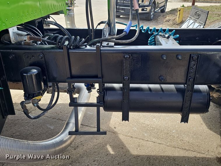 image for item DT6762 1996 Peterbilt 357 semi truck