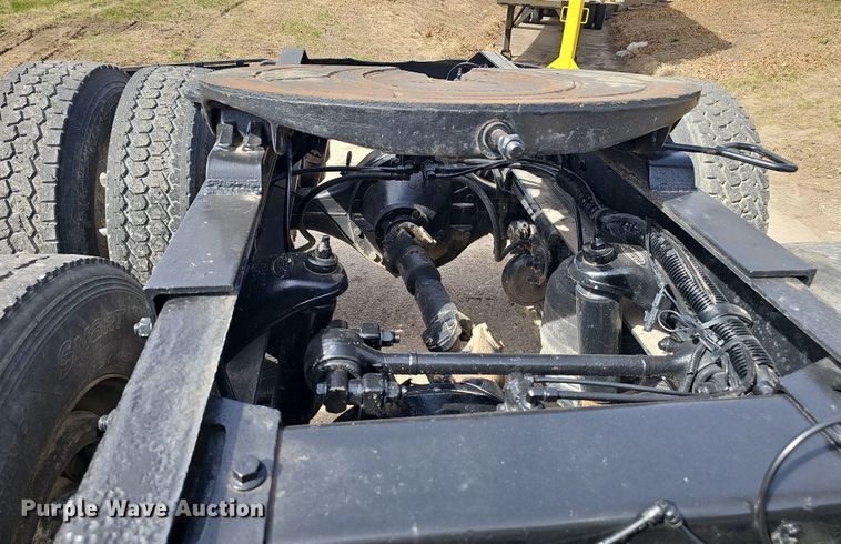 image for item DT6762 1996 Peterbilt 357 semi truck