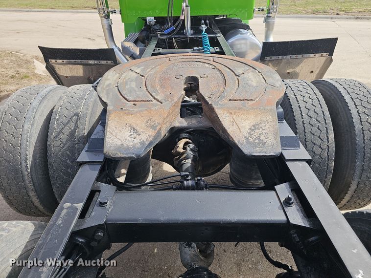 image for item DT6762 1996 Peterbilt 357 semi truck