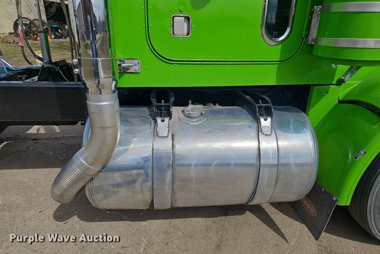 image for item DT6762 1996 Peterbilt 357 semi truck