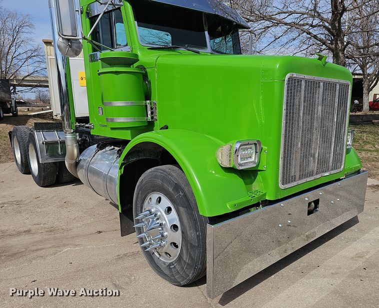 image for item DT6762 1996 Peterbilt 357 semi truck