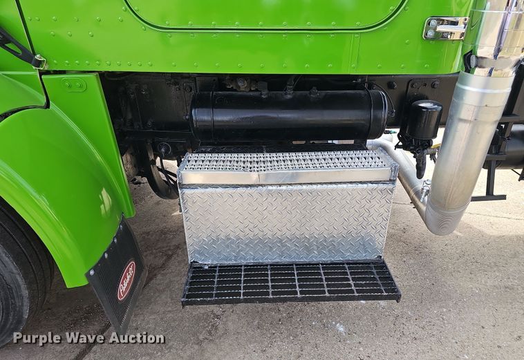 image for item DT6762 1996 Peterbilt 357 semi truck