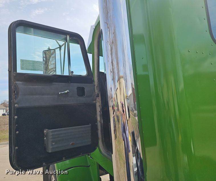 image for item DT6762 1996 Peterbilt 357 semi truck