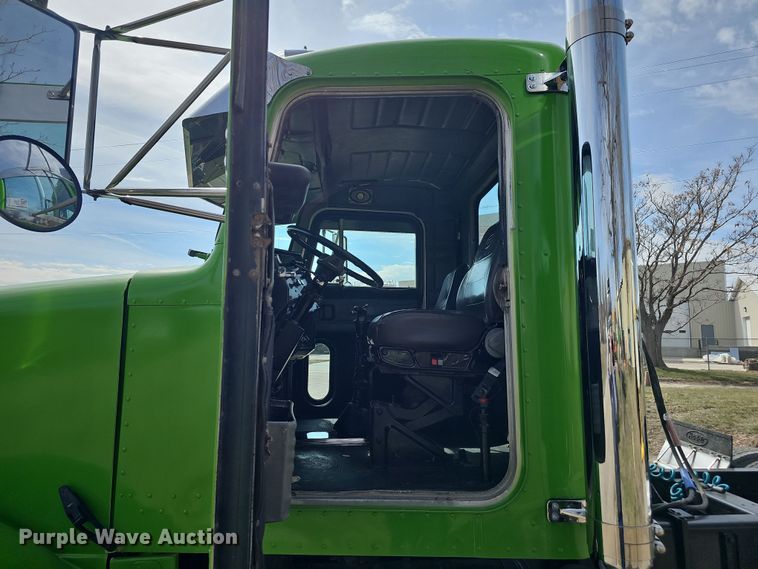 image for item DT6762 1996 Peterbilt 357 semi truck