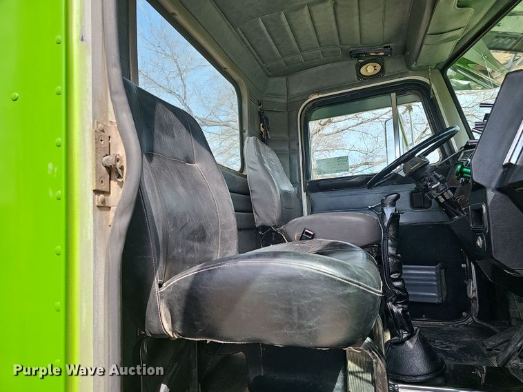 image for item DT6762 1996 Peterbilt 357 semi truck