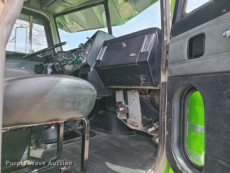 image for item DT6762 1996 Peterbilt 357 semi truck