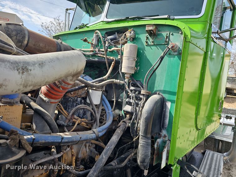 image for item DT6762 1996 Peterbilt 357 semi truck