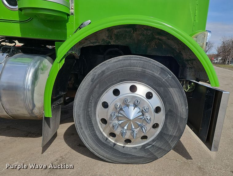 image for item DT6762 1996 Peterbilt 357 semi truck