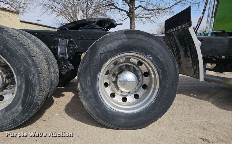 image for item DT6762 1996 Peterbilt 357 semi truck