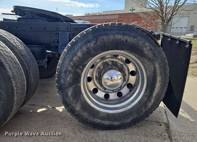 image for item DT6762 1996 Peterbilt 357 semi truck