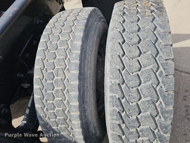 image for item DT6762 1996 Peterbilt 357 semi truck