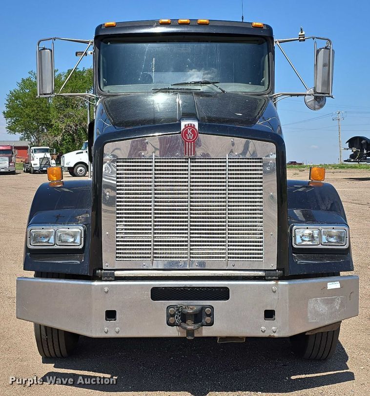 image for item DT6885 2013 Kenworth T800 semi truck