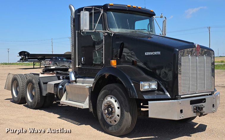 image for item DT6885 2013 Kenworth T800 semi truck