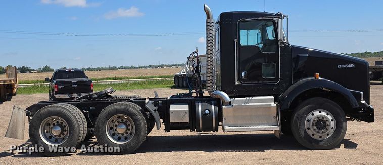 image for item DT6885 2013 Kenworth T800 semi truck