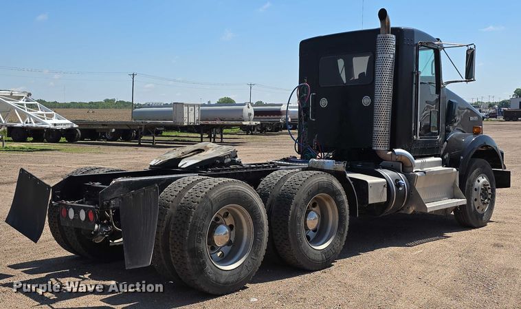 image for item DT6885 2013 Kenworth T800 semi truck