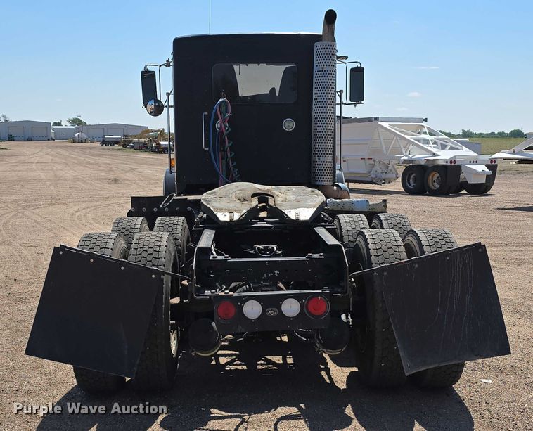 image for item DT6885 2013 Kenworth T800 semi truck