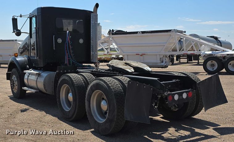 image for item DT6885 2013 Kenworth T800 semi truck