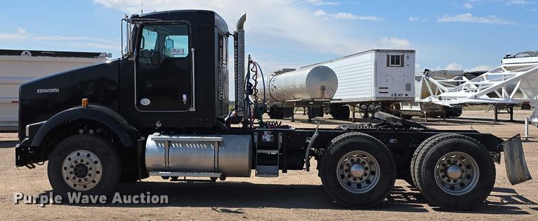 image for item DT6885 2013 Kenworth T800 semi truck