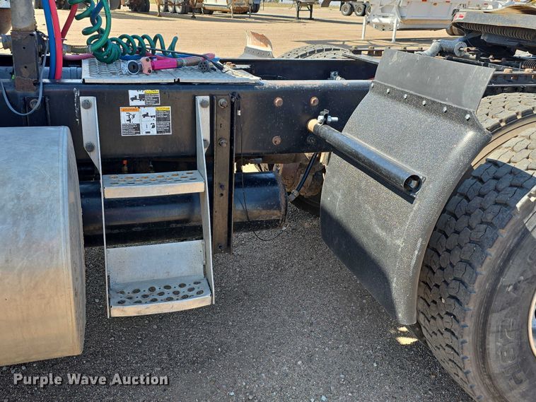 image for item DT6885 2013 Kenworth T800 semi truck