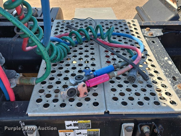 image for item DT6885 2013 Kenworth T800 semi truck