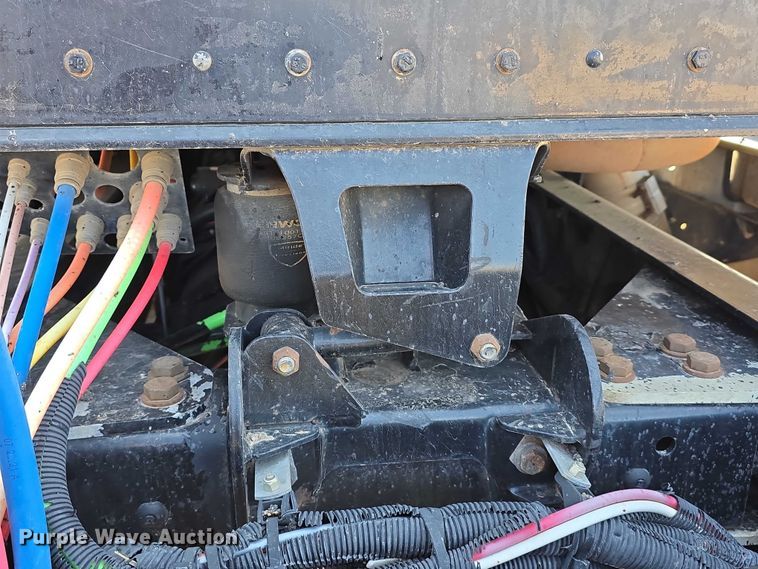 image for item DT6885 2013 Kenworth T800 semi truck