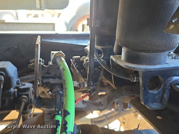 image for item DT6885 2013 Kenworth T800 semi truck