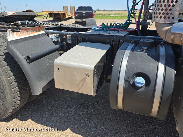 image for item DT6885 2013 Kenworth T800 semi truck