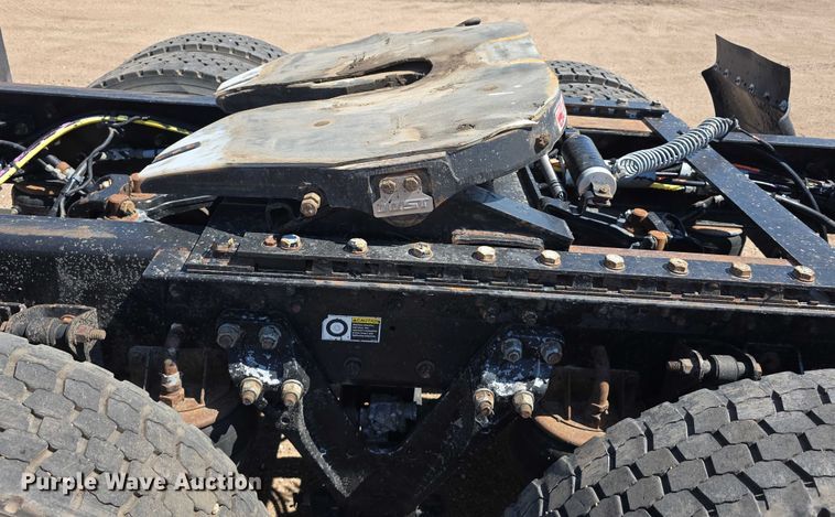 image for item DT6885 2013 Kenworth T800 semi truck