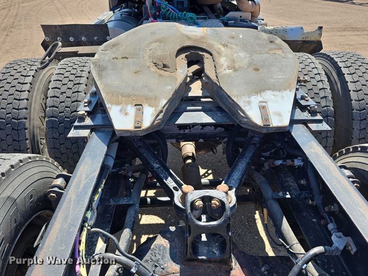 image for item DT6885 2013 Kenworth T800 semi truck