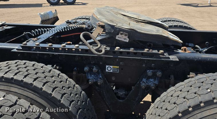 image for item DT6885 2013 Kenworth T800 semi truck