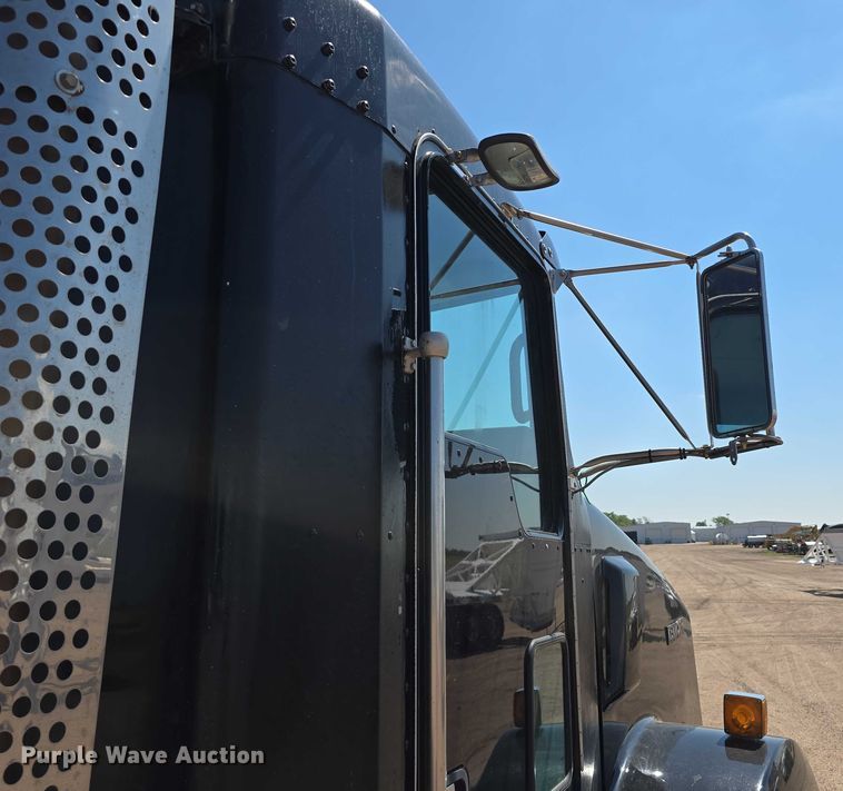 image for item DT6885 2013 Kenworth T800 semi truck