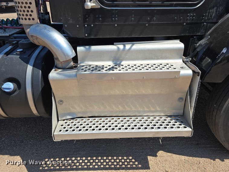 image for item DT6885 2013 Kenworth T800 semi truck