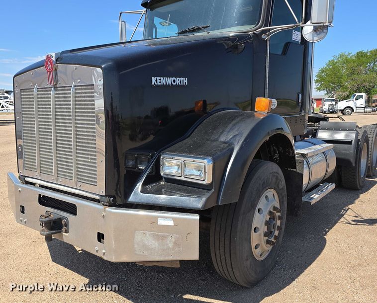 image for item DT6885 2013 Kenworth T800 semi truck