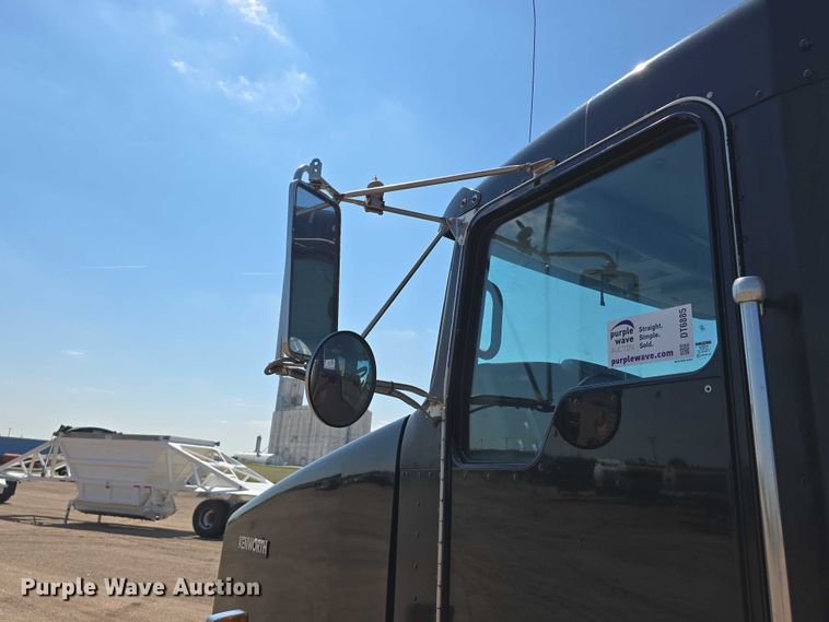 image for item DT6885 2013 Kenworth T800 semi truck
